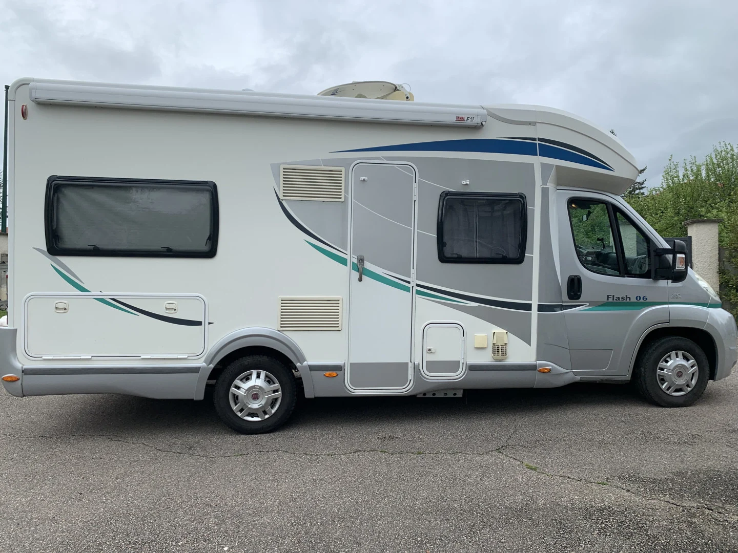 Location FOURGON  Profilé  La Rochelle