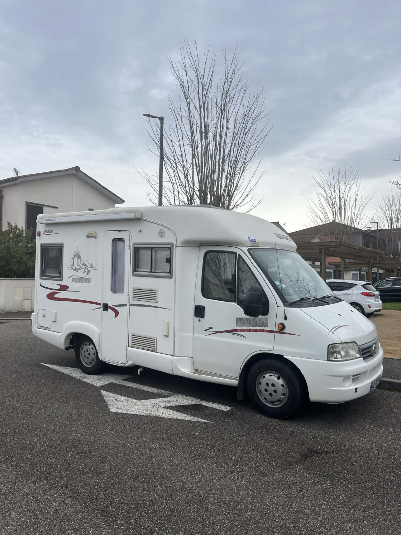 Location Camping-Car Profilé Paris